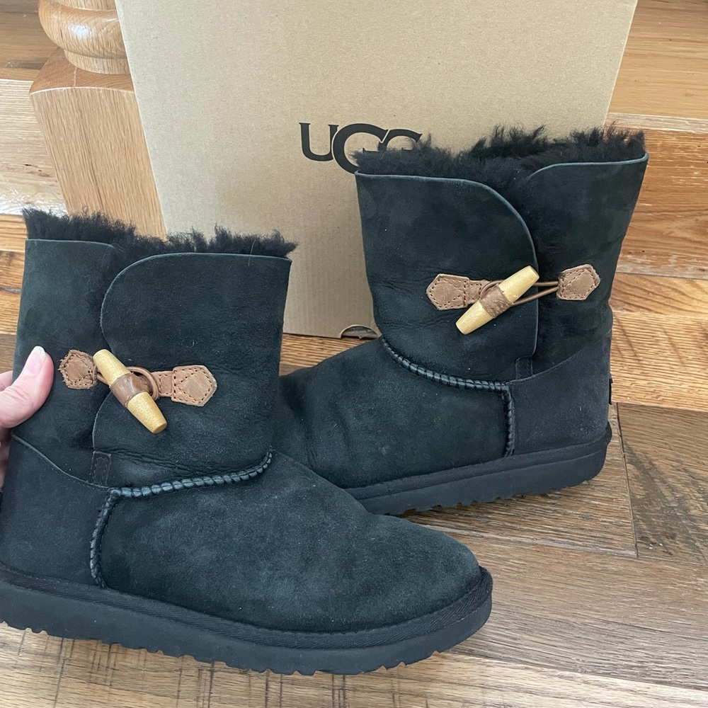 UGG toggle short boot Wm 6